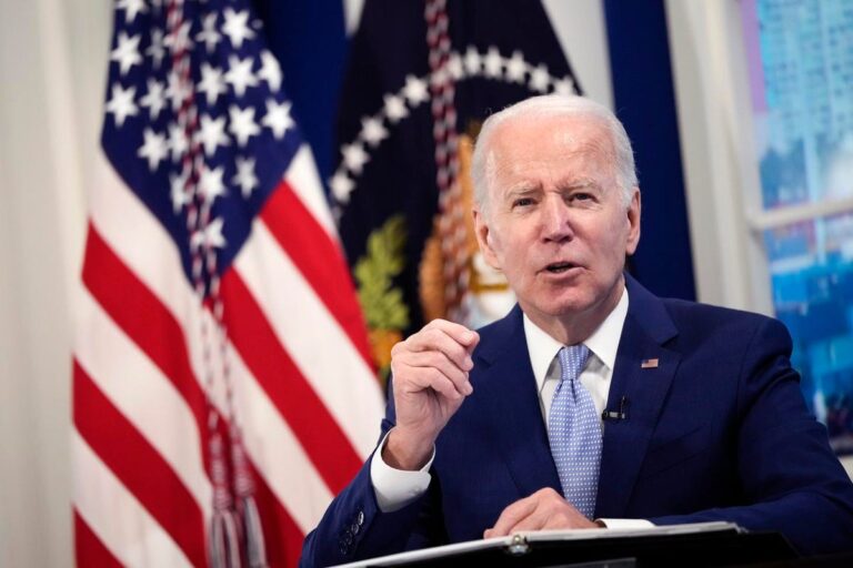 Biden suspend les remboursements des prêts étudiants jusqu’en août