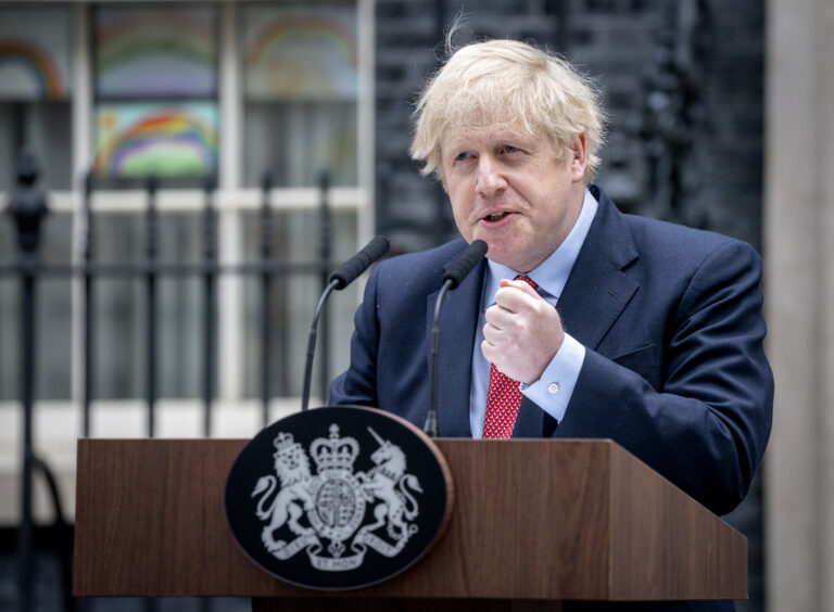 Boris Johnson affirme qu’il poursuit ses fonctions et ne démissionnera pas