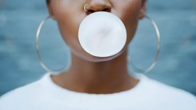 Des chercheurs révèlent que le chewing-gum libère des microplastiques dans la bouche