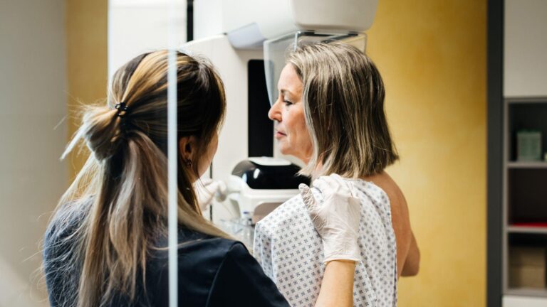 Des millions de patients atteints d’un cancer du sein peuvent éviter la chimiothérapie, selon une étude