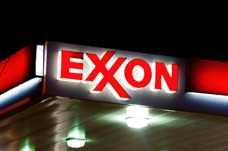 Exxon retrouve le bénéfice au 4e trimestre alors que la demande continue de s’améliorer