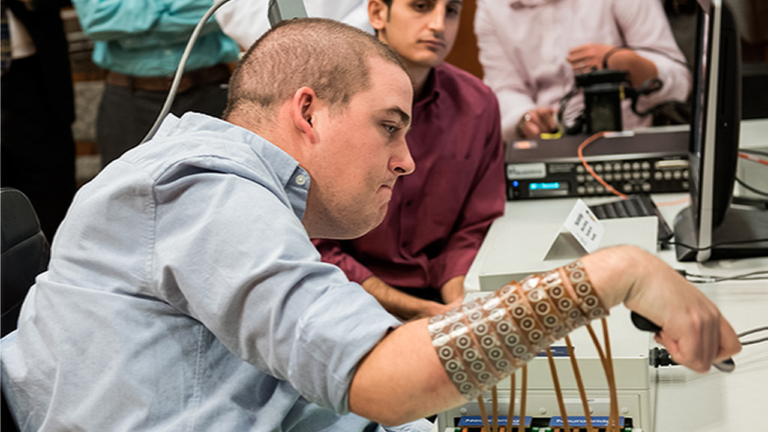 Homme avec un implant cérébral explique ce que ça fait d’en avoir un