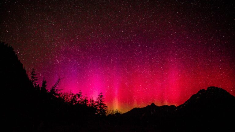 Tempête solaire derrière une rare aurore rouge observée au Japon et en Chine